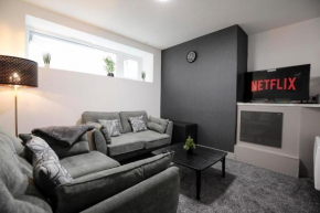 Bartlam Place, Sleeps 6, Free Parking, Central Oldham - By NMB Property